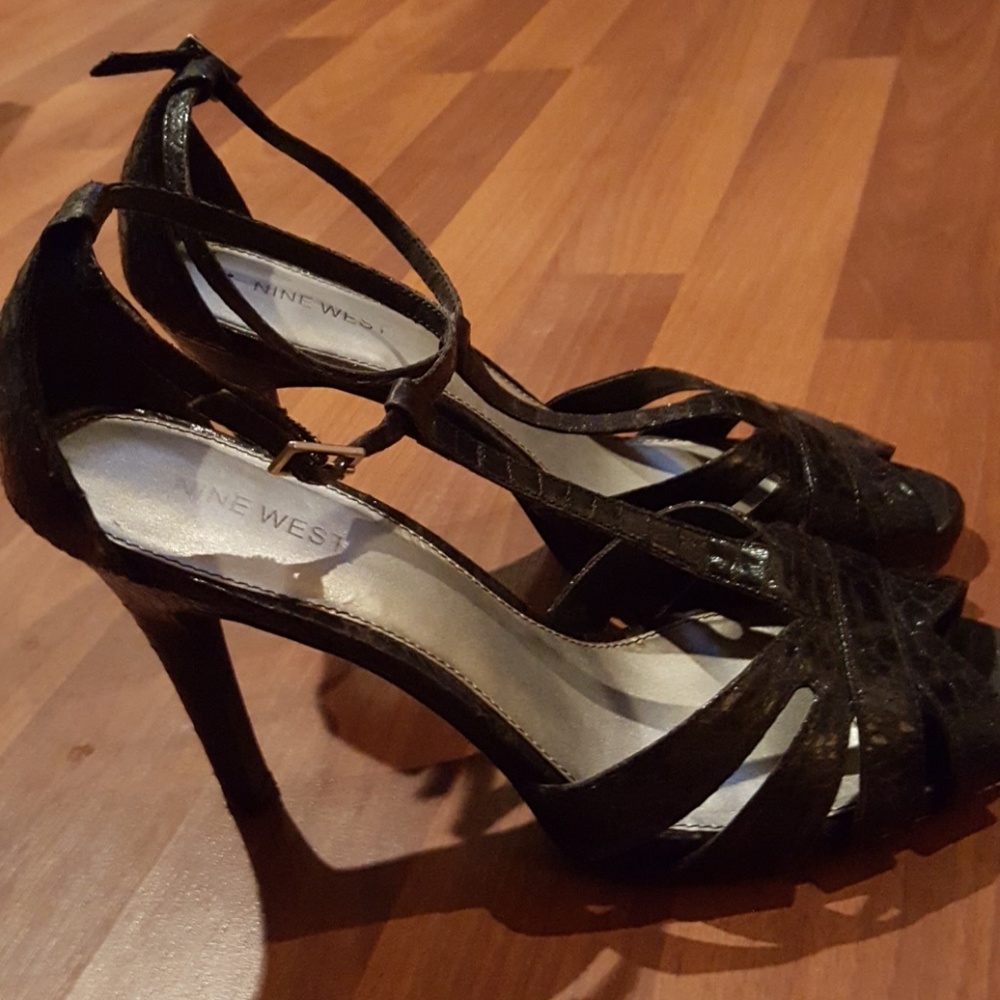 NINE WEST BLACK EUC FAUX SNAKE PRINT T-STRAP SANDALS - Picture 2 of 3